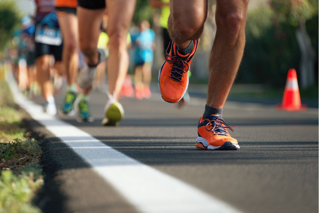 personas corriendo una maratón en asfalto
