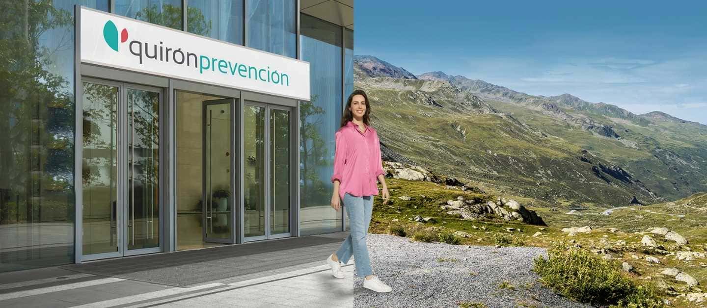 mujer en la entrada de un centro médico de QP con el fondo rodeado de montañas