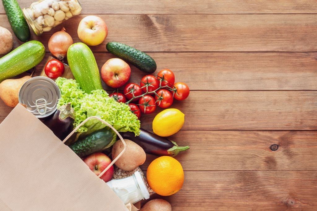 cesta de la compra con alimentos saludables: verduras, fruta...