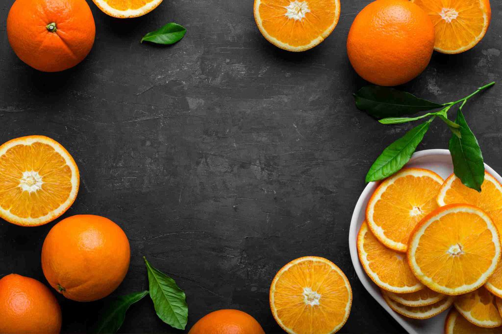 naranjas cortadas en una mesa