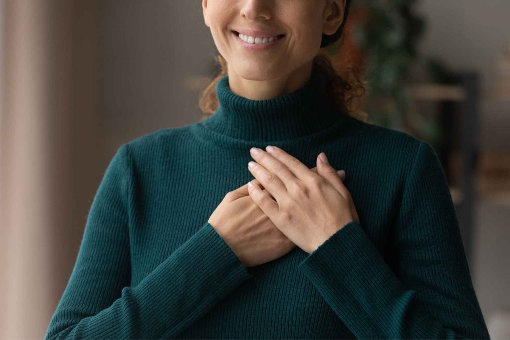 mujer con jersey verde