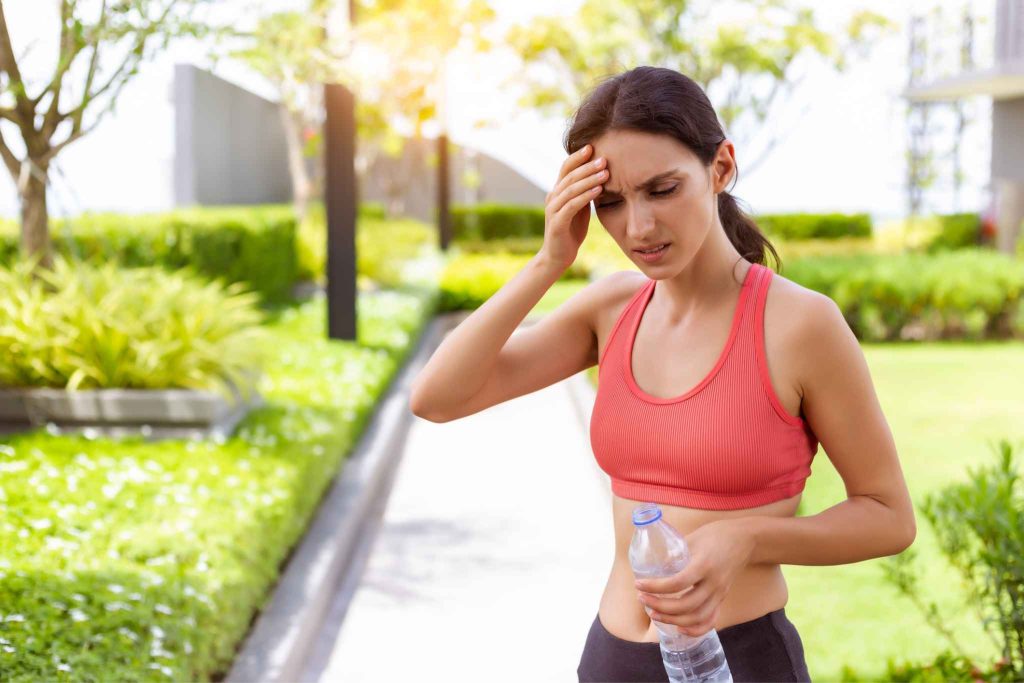 mujer deshidratada haciendo deporte