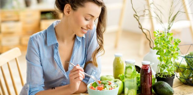 mujer comiendo saludable