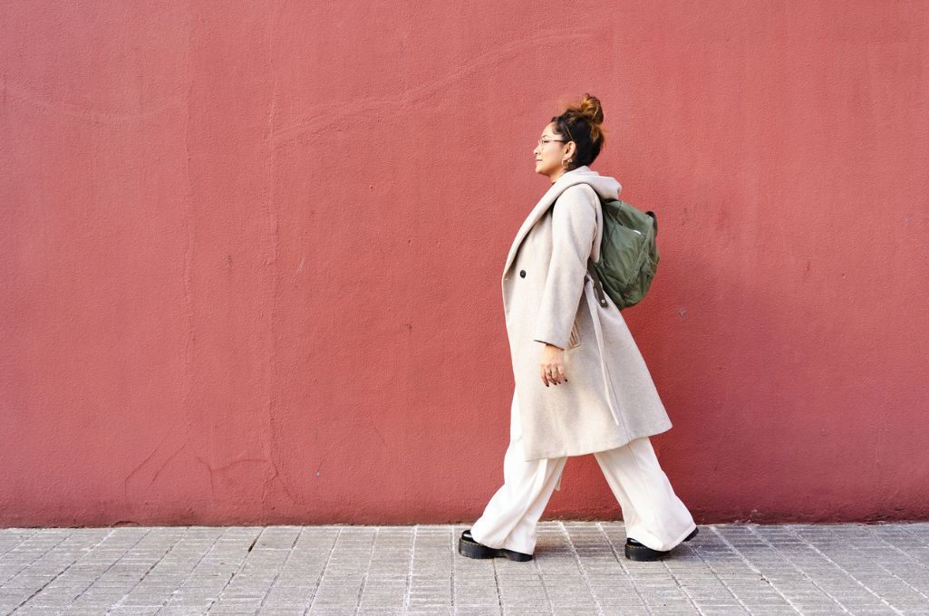 mujer con mochila andando