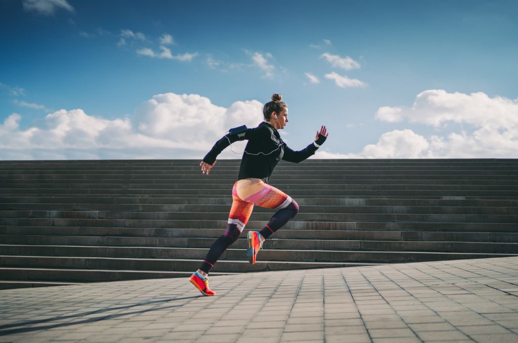 mujer entrenando al aire libre