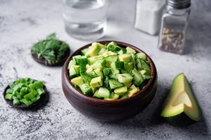 bol con ensalada de pepino y aguacate
