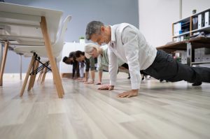 empleados oficina haciendo ejercicios de fuerza