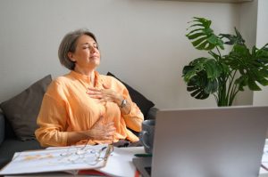 mujer descansando en el sofá de su casa