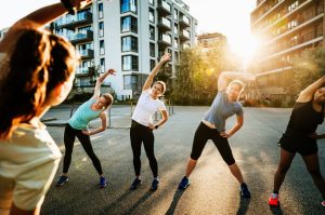 mujeres haciendo deporte en la calle